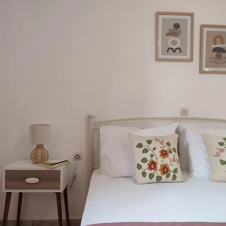 Dimitra's Homey Apartment