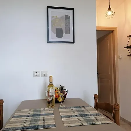 Dimitra's Homey Apartment